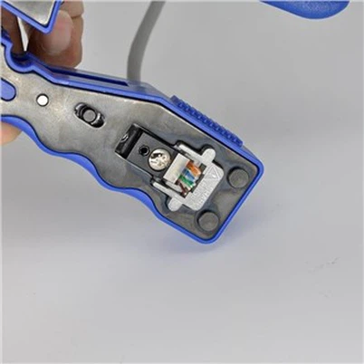 RJ45 passt durch Crimper Tool