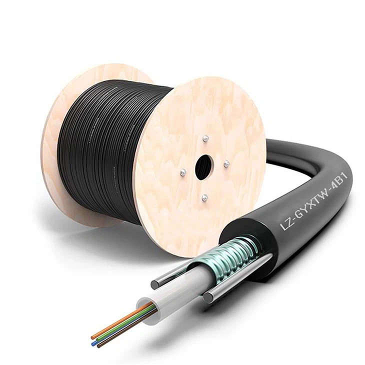 Panzerkabel im Außenkanal im Freien