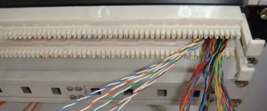 A patch cord rack consists of flame-retardant modular plastic components with several tooth-shaped bars for terminating wire pairs, completing the termination of voice backbone cables and voice horizontal cables A patch cord rack consists of flame-retardant modular plastic components with several tooth-shaped bars for terminating wire pairs, completing the termination of voice backbone cables and voice horizontal cables