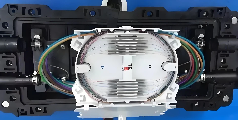 Fusion splicing creates permanent connections ideal for static configurations, while connectors offer flexibility where frequent reconfiguration is needed. Fusion splicing creates permanent connections ideal for static configurations, while connectors offer flexibility where frequent reconfiguration is needed.