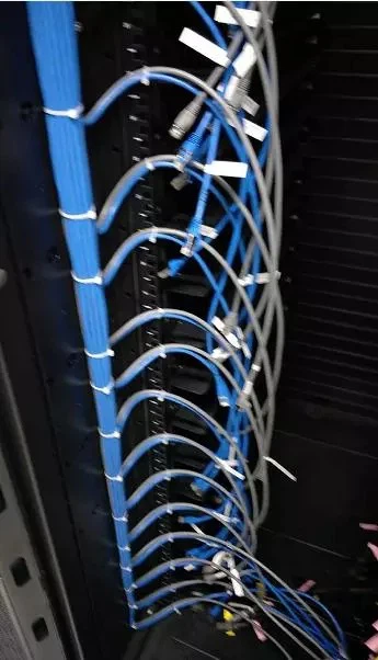 To prevent electromagnetic interference, power and data cables must be separated and bundled independently. 1 To prevent electromagnetic interference, power and data cables must be separated and bundled independently. 1